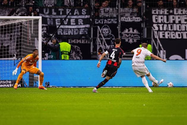 04 10 2025, xovx, Fußball Bundesliga, Eintracht Frankfurt FC Bayern München v l Kaua Santos Eintracht Frankfurt , Robin Koch Eintracht Frankfurt , Harry Kane FC Bayern München with the goal for 2 0, which does not count due to offside DFL DFB REGULATIONS PROHIBIT ANY USE OF PHOTOGRAPHS as IMAGE SEQUENCES and or QUASI VIDEO emspor Frankfurt am Main