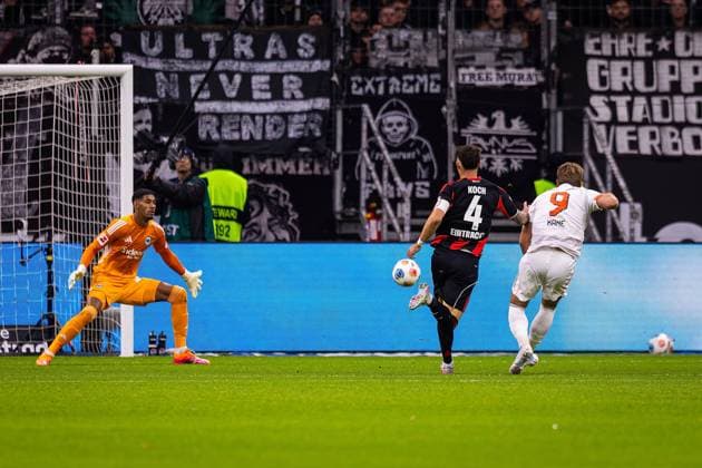 04 10 2025, xovx, Fußball Bundesliga, Eintracht Frankfurt FC Bayern München v l Kaua Santos Eintracht Frankfurt , Robin Koch Eintracht Frankfurt , Harry Kane FC Bayern München with the goal for 2 0, which does not count due to offside DFL DFB REGULATIONS PROHIBIT ANY USE OF PHOTOGRAPHS as IMAGE SEQUENCES and or QUASI VIDEO emspor Frankfurt am Main