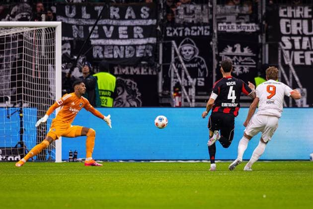 04 10 2025, xovx, Fußball Bundesliga, Eintracht Frankfurt FC Bayern München v l Kaua Santos Eintracht Frankfurt , Robin Koch Eintracht Frankfurt , Harry Kane FC Bayern München with the goal for 2 0, which does not count due to offside DFL DFB REGULATIONS PROHIBIT ANY USE OF PHOTOGRAPHS as IMAGE SEQUENCES and or QUASI VIDEO emspor Frankfurt am Main