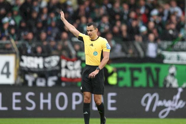 04 10 2025, xjcx, Herren, Fußball, Saison 2025 2026, 3 Liga, 10 Spieltag 1 FC Schweinfurt 1905 SC Verl Schiedsrichter Konrad Oldhafer SC Poppenbüttel gestikuliert, Arme, Hände, gibt Anweisungen, DFL DFB REGULATES PROHIBIT ANY USE OF PHOTOGRAPHS AS IMAGE SEQUENCES AND OR QUASI VIDEO Schweinfurt Sachs Stadion Bayern Deutschland