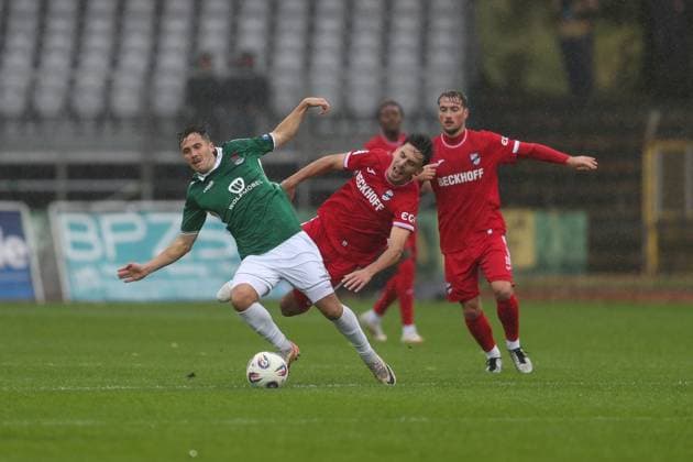 04 10 2025, xjcx, Herren, Fußball, Saison 2025 2026, 3 Liga, 10 Spieltag 1 FC Schweinfurt 1905 SC Verl Nils Benedikt Piwernetz 19, 1 FC Schweinfurt 1905 und Timur Gayret 30, SC Verl , DFL DFB REGULATES PROHIBIT ANY USE OF PHOTOGRAPHS AS IMAGE SEQUENCES AND OR QUASI VIDEO Schweinfurt Sachs Stadion Bayern Germany