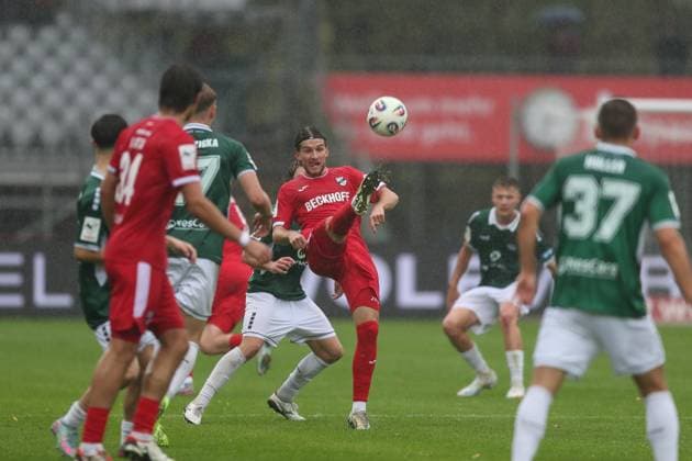 04 10 2025, xjcx, Herren, Fußball, Saison 2025 2026, 3 Liga, 10 Spieltag 1 FC Schweinfurt 1905 SC Verl Julian Stark 7, SC Verl , DFL DFB REGULATES PROHIBIT ANY USE OF PHOTOGRAPHS AS IMAGE SEQUENCES AND OR QUASI VIDEO Schweinfurt Sachs Stadion Bayern Germany
