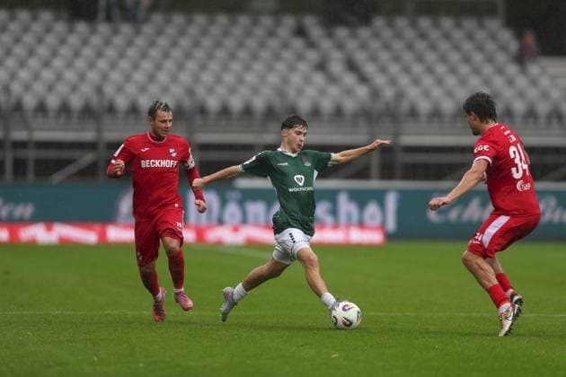 04 10 2025, xjcx, Men, Football, Season 2025 2026, 3 Liga, 10 Matchday 1 FC Schweinfurt 1905 SC Verl Lauris Bausenwein 21, 1 FC Schweinfurt 1905 and Niko Kijewski 19, SC Verl and Fynn Otto 34, SC Verl , DFL DFB REGULATES PROHIBIT ANY USE OF PHOTOGRAPHS AS IMAGE SEQUENCES AND OR QUASI VIDEO Schweinfurt Sachs Stadion Bayern Germany