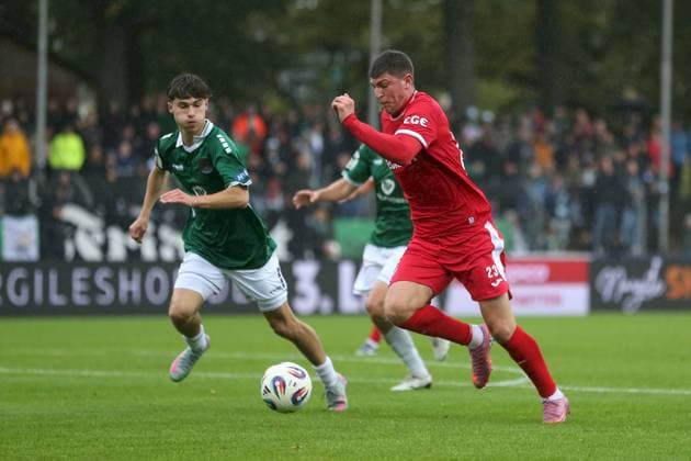 04 10 2025, xjcx, Men, Football, Season 2025 2026, 3 Liga, 10 Matchday 1 FC Schweinfurt 1905 SC Verl Lauris Bausenwein 21, 1 FC Schweinfurt 1905 and Alessio Besio 23, SC Verl , DFL DFB REGULATES PROHIBIT ANY USE OF PHOTOGRAPHS AS IMAGE SEQUENCES AND OR QUASI VIDEO Schweinfurt Sachs Stadion Bayern Germany