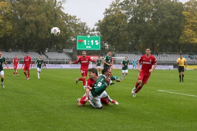 04 10 2025, xjcx, Herren, Fußball, Saison 2025 2026, 3 Liga, 10 Spieltag 1 FC Schweinfurt 1905 SC Verl Fynn Otto 34, SC Verl stoppt Michael Dellinger 10, 1 FC Schweinfurt 1905 , DFL DFB REGULATES PROHIBIT ANY USE OF PHOTOGRAPHS AS IMAGE SEQUENCES AND OR QUASI VIDEO Schweinfurt Sachs Stadion Bayern Germany