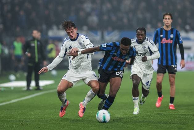 Atalanta BC v Como 1907 - Serie A Nicolas Paz (Como 1907) and Honest Ahanor (Atalanta BC) contrast during the Serie A football match between Atalanta BC and Como 1907 in Bergamo, Italy, on October 4, 2025, at New Balance Arena. Bergamo Italy  Copyright: xEmanuelexComincinix originalFilename:comincini-atalanta251004_np4yy.jpg