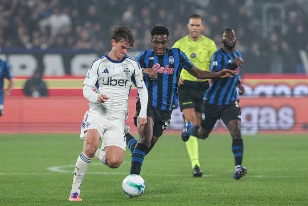 Atalanta BC v Como 1907 - Serie A Nicolas Paz (Como 1907) and Honest Ahanor (Atalanta BC) contrast during the Serie A football match between Atalanta BC and Como 1907 in Bergamo, Italy, on October 4, 2025, at New Balance Arena. Bergamo Italy  Copyright: xEmanuelexComincinix originalFilename:comincini-atalanta251004_npLoC.jpg