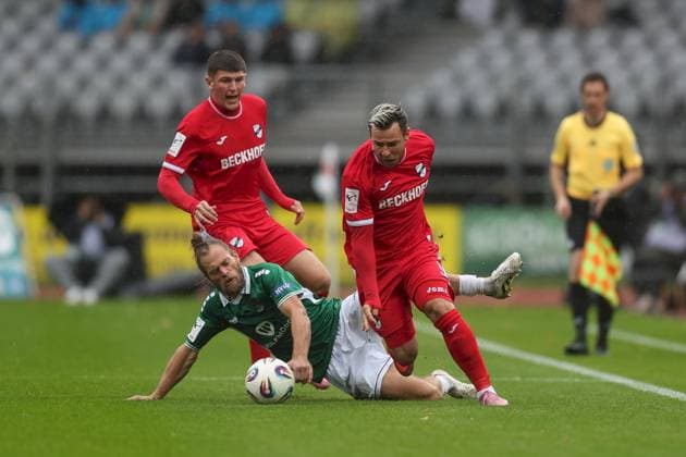 04 10 2025, xjcx, Herren, Fußball, Saison 2025 2026, 3 Liga, 10 Spieltag 1 FC Schweinfurt 1905 SC Verl Kristian Böhnlein 13, 1 FC Schweinfurt 1905 und Niko Kijewski 19, SC Verl , DFL DFB REGULATES PROHIBIT ANY USE OF PHOTOGRAPHS AS IMAGE SEQUENCES AND OR QUASI VIDEO Schweinfurt Sachs Stadion Bayern Germany