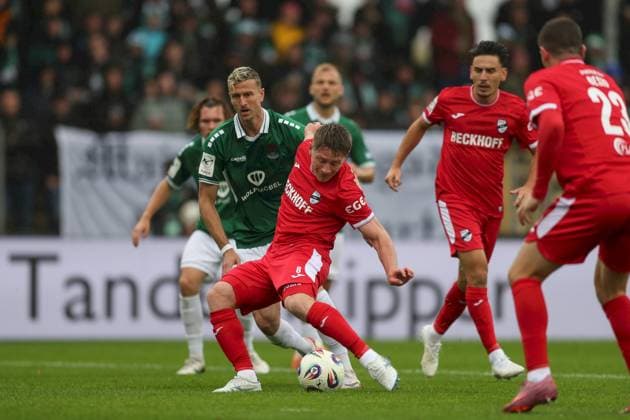 04 10 2025, xjcx, Herren, Fußball, Saison 2025 2026, 3 Liga, 10 Spieltag 1 FC Schweinfurt 1905 SC Verl Thomas Meißner 8, 1 FC Schweinfurt 1905 und Dennis Waidner 8, SC Verl , DFL DFB REGULATES PROHIBIT ANY USE OF PHOTOGRAPHS AS IMAGE SEQUENCES AND OR QUASI VIDEO Schweinfurt Sachs Stadion Bayern Germany