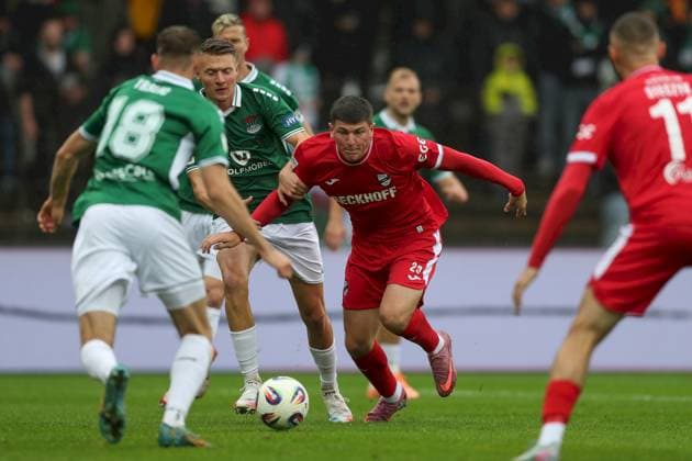04 10 2025, xjcx, Herren, Fußball, Saison 2025 2026, 3 Liga, 10 Spieltag 1 FC Schweinfurt 1905 SC Verl Pius Johannes Krätschmer 23, 1 FC Schweinfurt 1905 und Alessio Besio 23, SC Verl , DFL DFB REGULATES PROHIBIT ANY USE OF PHOTOGRAPHS AS IMAGE SEQUENCES AND OR QUASI VIDEO Schweinfurt Sachs Stadion Bayern Germany