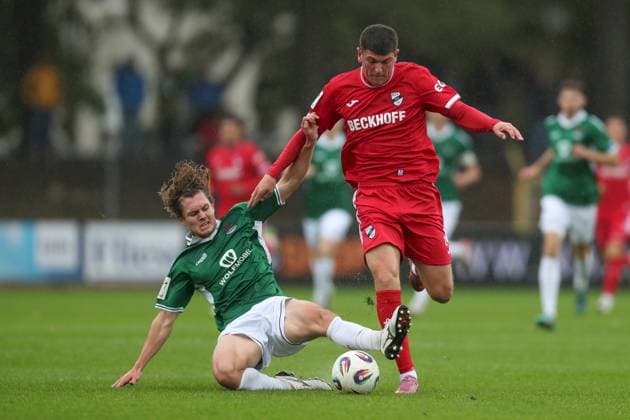 04 10 2025, xjcx, Herren, Fußball, Saison 2025 2026, 3 Liga, 10 Spieltag 1 FC Schweinfurt 1905 SC Verl Alessio Besio 23, SC Verl und Devin Angleberger 3, 1 FC Schweinfurt 1905 , DFL DFB REGULATES PROHIBIT ANY USE OF PHOTOGRAPHS AS IMAGE SEQUENCES AND OR QUASI VIDEO Schweinfurt Sachs Stadion Bayern Germany