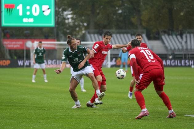 04 10 2025, xjcx, Herren, Fußball, Saison 2025 2026, 3 Liga, 10 Spieltag 1 FC Schweinfurt 1905 SC Verl Kristian Böhnlein 13, 1 FC Schweinfurt 1905 und Martin Ens 5, SC Verl , DFL DFB REGULATES PROHIBIT ANY USE OF PHOTOGRAPHS AS IMAGE SEQUENCES AND OR QUASI VIDEO Schweinfurt Sachs Stadion Bayern Germany