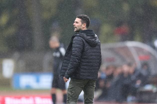 04 10 2025, xjcx, Men, Soccer, Season 2025 2026, 3 Liga, 10 Matchday 1 FC Schweinfurt 1905 SC Verl Victor Kleinhenz Head Coach, 1 FC Schweinfurt 1905 , DFL DFB REGULATES PROHIBIT ANY USE OF PHOTOGRAPHS AS IMAGE SEQUENCES AND OR QUASI VIDEO Schweinfurt Sachs Stadion Bayern Germany