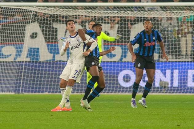 Atalanta BC v Como 1907 - Serie A Alvaro Morata of Como 1907 battles for the ball with Honest Ahanor of Atalanta BC during the Atalanta BC vs Como 1907, 6th Serie A Enilive 2025-26 game at New Balance Arena in Bergamo, Italy, on October 4, 2025. Bergamo Italy  Copyright: xDavidexCasentinix originalFilename:casentini-atalanta251004_np73s.jpg