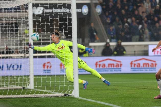 Atalanta BC v Como 1907 - Serie A Marco Carnesecchi of Atalanta BC takes a goal from Maximo Perrone of Como 1907 during the Atalanta BC vs Como 1907, 6th Serie A Enilive 2025-26 game at New Balance Arena in Bergamo, Italy, on October 4, 2025. Bergamo Italy  Copyright: xDavidexCasentinix originalFilename:casentini-atalanta251004_npE5C.jpg