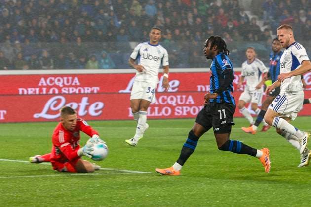 Atalanta BC v Como 1907 - Serie A Jean Butez of Como 1907 makes a save on Ademola Lookman of Atalanta BC during the Atalanta BC vs Como 1907, 6th Serie A Enilive 2025-26 game at New Balance Arena in Bergamo, Italy, on October 4, 2025. Bergamo Italy  Copyright: xDavidexCasentinix originalFilename:casentini-atalanta251004_npr0h.jpg