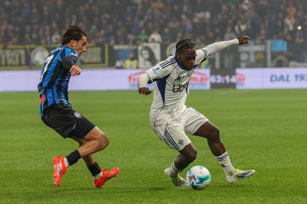 Atalanta BC v Como 1907 - Serie A Jarden Tutu Addai of Como 1907 competes for the ball with Lorenzo Bernasconi of Atalanta FC during the Atalanta BC vs Como 1907, 6th Serie A Enilive 2025-26 game at New Balance Arena in Bergamo, Italy, on October 4, 2025. Bergamo Italy  Copyright: xDavidexCasentinix originalFilename:casentini-atalanta251004_npvJV.jpg