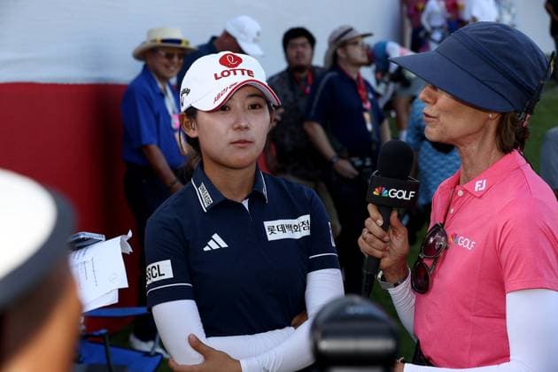 October 4, 2025 - Youmin Hwang is interviewed by Karen Stupples of The Golf Channel after winning the 2025 LOTTE Championship Presented By Hoakalei at Hoakalei Country Club in Ewa Beach, HI - CSM Ewa Beach USA - ZUMAc04_ 20251004_zma_c04_311 Copyright: xAndrewxLeex