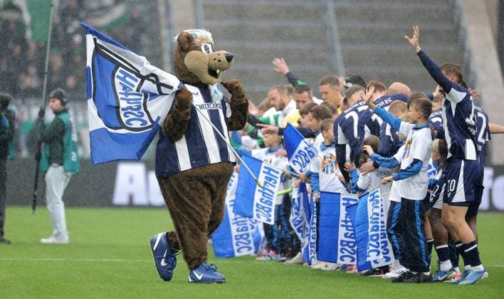 Mascot Herthinho and Hertha team at the pre-match welcome Sport Football Soccer DFL 2 Bundesliga Men 8 Matchday Season 2025 2026 04 10 2025 Hertha BSC Berlin vs Preußen Münster DFL regulations prohibit any use of photographs as image sequences and or quasi video