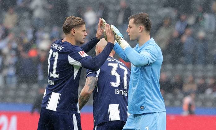 Marton Dardai high-fives with goalkeeper Tjark Ernst before the match Action upper body Sports Football Soccer DFL 2 Bundesliga Men 8 Matchday Season 2025 2026 04 10 2025 Hertha BSC Berlin vs Preußen Münster DFL regulations prohibit any use of photographs as image sequences and or quasi video