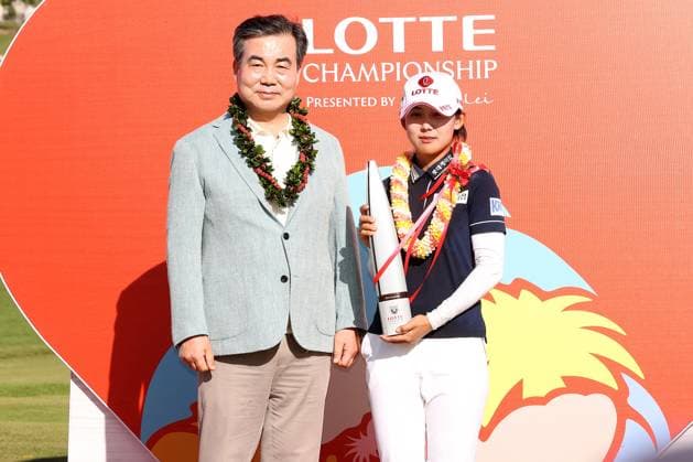 October 4, 2025 - Youmin Hwang receives the championship trophy from Lotte Chairperson Shin Dong Bin after winning the 2025 LOTTE Championship Presented By Hoakalei at Hoakalei Country Club in Ewa Beach, HI - CSM Ewa Beach USA - ZUMAc04_ 20251004_zma_c04_320 Copyright: xAndrewxLeex