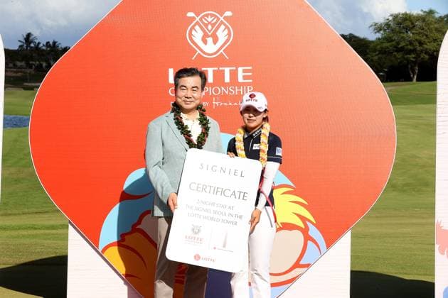 October 4, 2025 - Youmin Hwang receives a stay a Lotte World Tower from Lotte Chairperson Shin Dong Bin after winning the 2025 LOTTE Championship Presented By Hoakalei at Hoakalei Country Club in Ewa Beach, HI - CSM Ewa Beach USA - ZUMAc04_ 20251004_zma_c04_321 Copyright: xAndrewxLeex