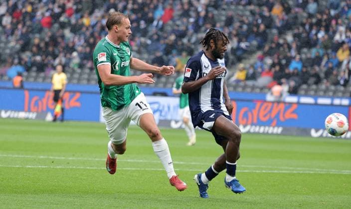 Oscar Vilhelmsson, Deyovaisio Zeefuik duel match scene Action Sport Soccer Football DFL 2 Bundesliga Men 8 Matchday Season 2025 2026 04 10 2025 Hertha BSC Berlin vs Preußen Münster DFL regulations prohibit any use of photographs as image sequences and or quasi video