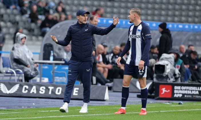 Coach Stefan Leitl talks to Marten Winkler Sport Soccer Football DFL 2 Bundesliga Men 8 Matchday Season 2025 2026 04 10 2025 Hertha BSC Berlin vs Preußen Münster DFL regulations prohibit any use of photographs as image sequences and or quasi video