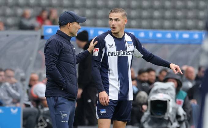 Coach Stefan Leitl talks to Marten Winkler Sport Soccer Football DFL 2 Bundesliga Men 8 Matchday Season 2025 2026 04 10 2025 Hertha BSC Berlin vs Preußen Münster DFL regulations prohibit any use of photographs as image sequences and or quasi video