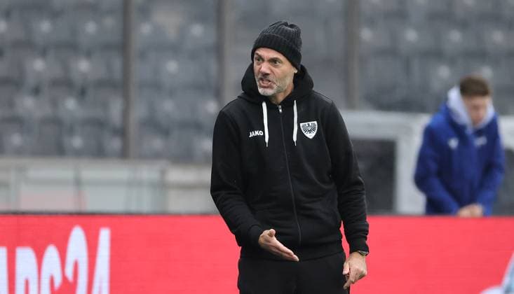 Coach Alexander Ende scolds action upper body Sport Soccer Football DFL 2 Bundesliga Men 8 Matchday Season 2025 2026 04 10 2025 Hertha BSC Berlin vs Preußen Münster DFL regulations prohibit any use of photographs as image sequences and or quasi video