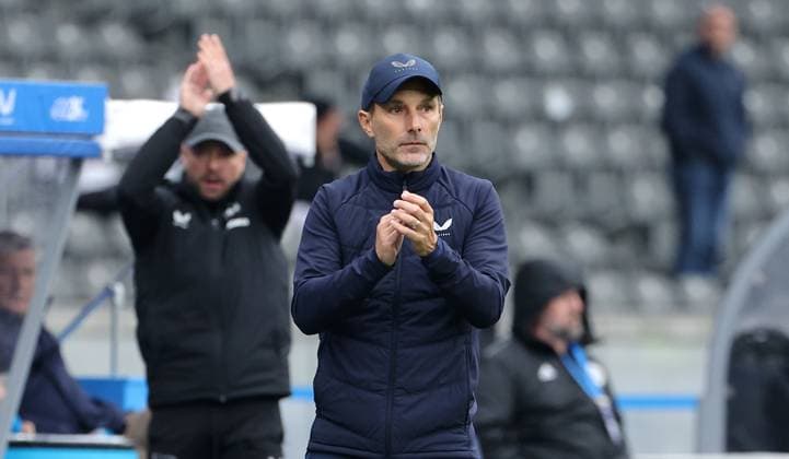 Coach Stefan Leitl claps, behind him co-coach Patrick Ebert upper body action Sport Football Soccer DFL 2 Bundesliga Men 8 Matchday Season 2025 2026 04 10 2025 Hertha BSC Berlin vs Preußen Münster DFL regulations prohibit any use of photographs as image sequences and or quasi video