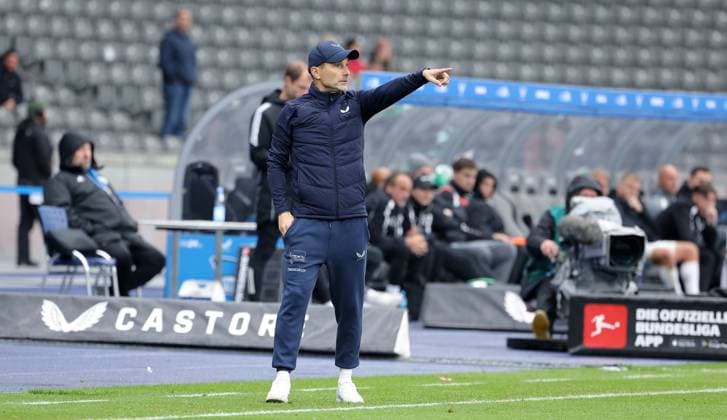 Coach Stefan Leitl pointing, gesticulating Single image Crop action Sport Football Soccer DFL 2 Bundesliga Men 8 Matchday Season 2025 2026 04 10 2025 Hertha BSC Berlin vs Preußen Münster DFL regulations prohibit any use of photographs as image sequences and or quasi video