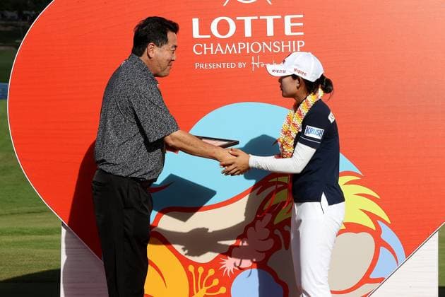 October 4, 2025 - Youmin Hwang receives a lifetime Hoakalei Country Club Membership from General Manager Ken Terao after winning the 2025 LOTTE Championship Presented By Hoakalei at Hoakalei Country Club in Ewa Beach, HI - CSM Ewa Beach USA - ZUMAc04_ 20251004_zma_c04_328 Copyright: xAndrewxLeex