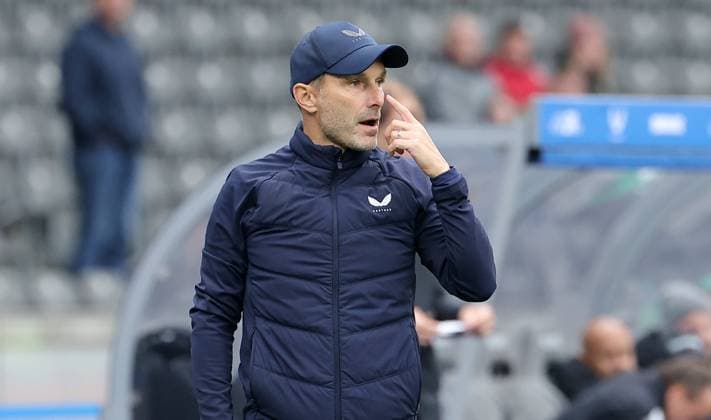 Coach Stefan Leitl pointing, gesticulating action upper body Sport Football Soccer DFL 2 Bundesliga Men 8 Matchday Season 2025 2026 04 10 2025 Hertha BSC Berlin vs Preußen Münster DFL regulations prohibit any use of photographs as image sequences and or quasi video
