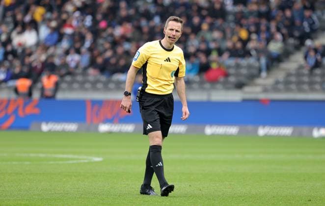 Referee Lukas Benen Sport Soccer Football DFL 2 Bundesliga Men 8 Matchday Season 2025 2026 04 10 2025 Hertha BSC Berlin vs Preußen Münster DFL regulations prohibit any use of photographs as image sequences and or quasi video