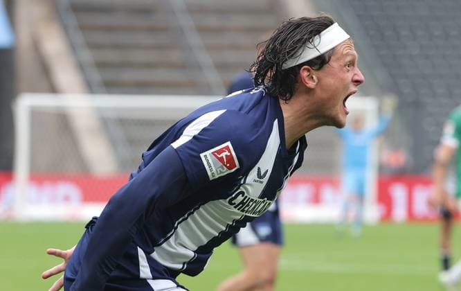 Fabian Reese scolds teammates Action upper body Sport Football Soccer DFL 2 Bundesliga Men 8 Matchday Season 2025 2026 04 10 2025 Hertha BSC Berlin vs Preußen Münster DFL regulations prohibit any use of photographs as image sequences and or quasi video