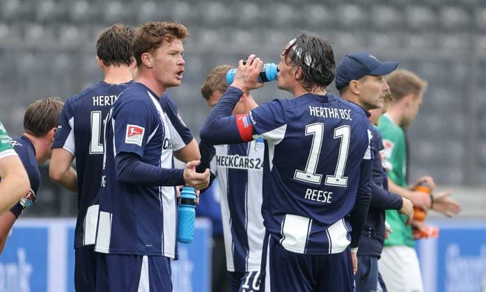 Sebastian Grönning talks to Fabian Reese Action Upper Body Sport Football Soccer DFL 2 Bundesliga Men 8 Matchday Season 2025 2026 04 10 2025 Hertha BSC Berlin vs Preußen Münster DFL regulations prohibit any use of photographs as image sequences and or quasi video