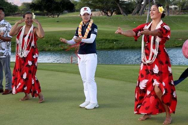 October 4, 2025 - Youmin Hwang performs a hula dance after winning the 2025 LOTTE Championship Presented By Hoakalei at Hoakalei Country Club in Ewa Beach, HI - CSM Ewa Beach USA - ZUMAc04_ 20251004_zma_c04_335 Copyright: xAndrewxLeex