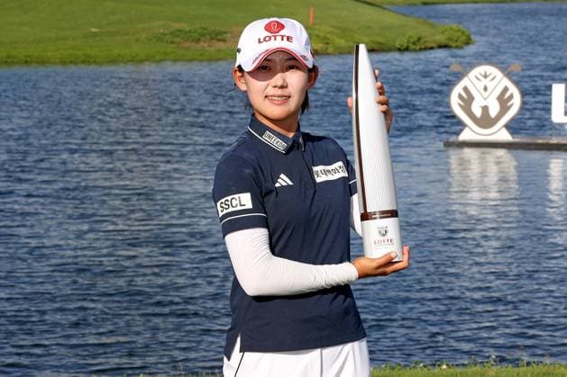October 4, 2025 - Youmin Hwang celebrates after winning the 2025 LOTTE Championship Presented By Hoakalei at Hoakalei Country Club in Ewa Beach, HI - CSM Ewa Beach USA - ZUMAc04_ 20251004_zma_c04_339 Copyright: xAndrewxLeex
