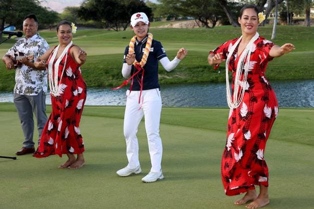 October 4, 2025 - Youmin Hwang performs a hula dance after winning the 2025 LOTTE Championship Presented By Hoakalei at Hoakalei Country Club in Ewa Beach, HI - CSM Ewa Beach USA - ZUMAc04_ 20251004_zma_c04_341 Copyright: xAndrewxLeex