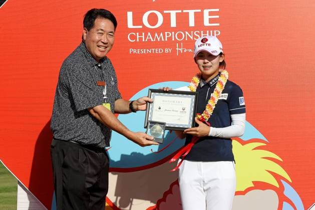 October 4, 2025 - Youmin Hwang receives a lifetime Hoakalei Country Club Membership from General Manager Ken Terao after winning the 2025 LOTTE Championship Presented By Hoakalei at Hoakalei Country Club in Ewa Beach, HI - CSM Ewa Beach USA - ZUMAc04_ 20251004_zma_c04_344 Copyright: xAndrewxLeex