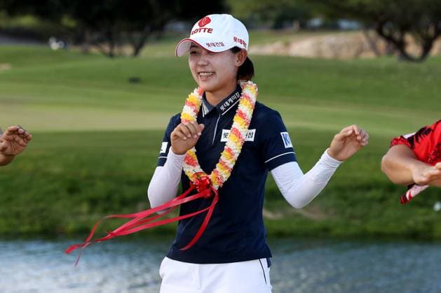 October 4, 2025 - Youmin Hwang performs a hula dance after winning the 2025 LOTTE Championship Presented By Hoakalei at Hoakalei Country Club in Ewa Beach, HI - CSM Ewa Beach USA - ZUMAc04_ 20251004_zma_c04_347 Copyright: xAndrewxLeex