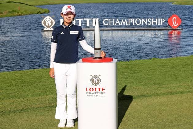 October 4, 2025 - Youmin Hwang celebrates after winning the 2025 LOTTE Championship Presented By Hoakalei at Hoakalei Country Club in Ewa Beach, HI - CSM Ewa Beach USA - ZUMAc04_ 20251004_zma_c04_348 Copyright: xAndrewxLeex