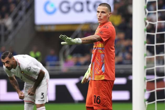 FC Inter vs US Cremonese Italy, Milan, 2025 10 04: Marco Silvestri (Cremonese) gives advices to teammates in the first half during soccer game FC Inter vs US Cremonese, Serie A Enilive 2025-2026 day 6 at San Siro Stadium Milan Lombardy Italy Copyright: xFabrizioxAndreaxBertanix
