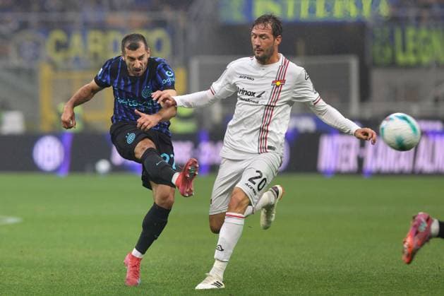 FC Inter vs US Cremonese Italy, Milan, 2025 10 04: Franco Vazquez, Henrikh Mkhitaryan (FC Inter) shots on goal by right foot in the first half during soccer game FC Inter vs US Cremonese, Serie A Enilive 2025-2026 day 6 at San Siro Stadium Milan Lombardy Italy Copyright: xFabrizioxAndreaxBertanix