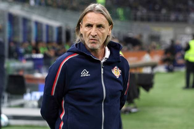 FC Inter vs US Cremonese Italy, Milan, 2025 10 04: Davide Nicola (Cremonese manager) walks around the bench prior to kick off during soccer game FC Inter vs US Cremonese, Serie A Enilive 2025-2026 day 6 at San Siro Stadium Milan Lombardy Italy Copyright: xFabrizioxAndreaxBertanix