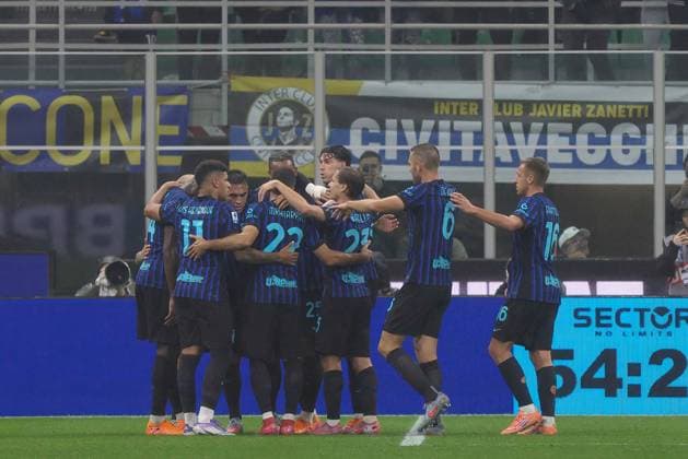 FC Inter vs US Cremonese Italy, Milan, 2025 10 04: Lautaro Martinez, Federico Dimarco (FC Inter) scores and celebrates the 3-0 goal at 55 during soccer game FC Inter vs US Cremonese, Serie A Enilive 2025-2026 day 6 at San Siro Stadium Milan Lombardy Italy Copyright: xFabrizioxAndreaxBertanix