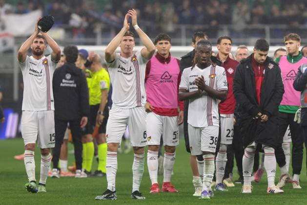 FC Inter vs US Cremonese Italy, Milan, 2025 10 04: players of US Cremonese, after the defeated, greet the fans in the stands at the end of soccer game FC Inter vs US Cremonese, Serie A Enilive 2025-2026 day 6 at San Siro Stadium Milan Lombardy Italy Copyright: xFabrizioxAndreaxBertanix