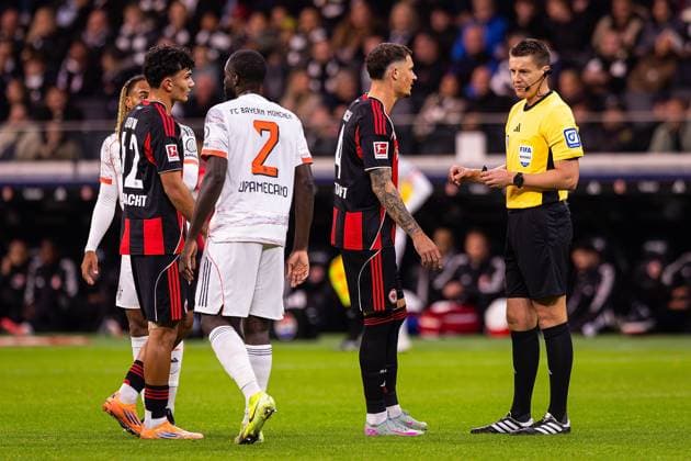 04 10 2025, xovx, Fußball Bundesliga, Eintracht Frankfurt FC Bayern München v l Sacha Boey FC Bayern München , Can Uzun Eintracht Frankfurt , Dayot Upamecano FC Bayern München , Robin Koch Eintracht Frankfurt and referee Daniel Siebert Berlin discuss the video evidence DFL DFB REGULATIONS PROHIBIT ANY USE OF PHOTOGRAPHS as IMAGE SEQUENCES and or QUASI VIDEO emspor Frankfurt am Main