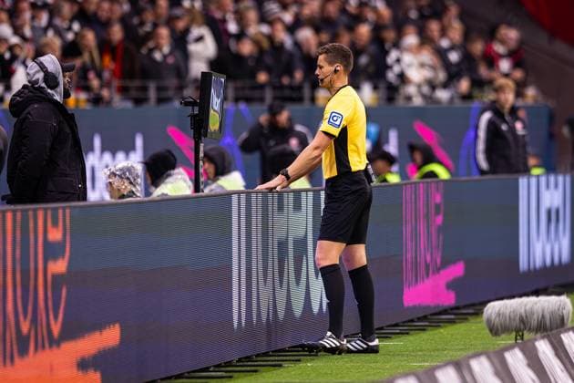 04 10 2025, xovx, Fußball Bundesliga, Eintracht Frankfurt FC Bayern München Referee Daniel Siebert Berlin looks at the scene of the handball before the goal to 1 1 via video evidence DFL DFB REGULATIONS PROHIBIT ANY USE OF PHOTOGRAPHS as IMAGE SEQUENCES and or QUASI VIDEO emspor Frankfurt am Main